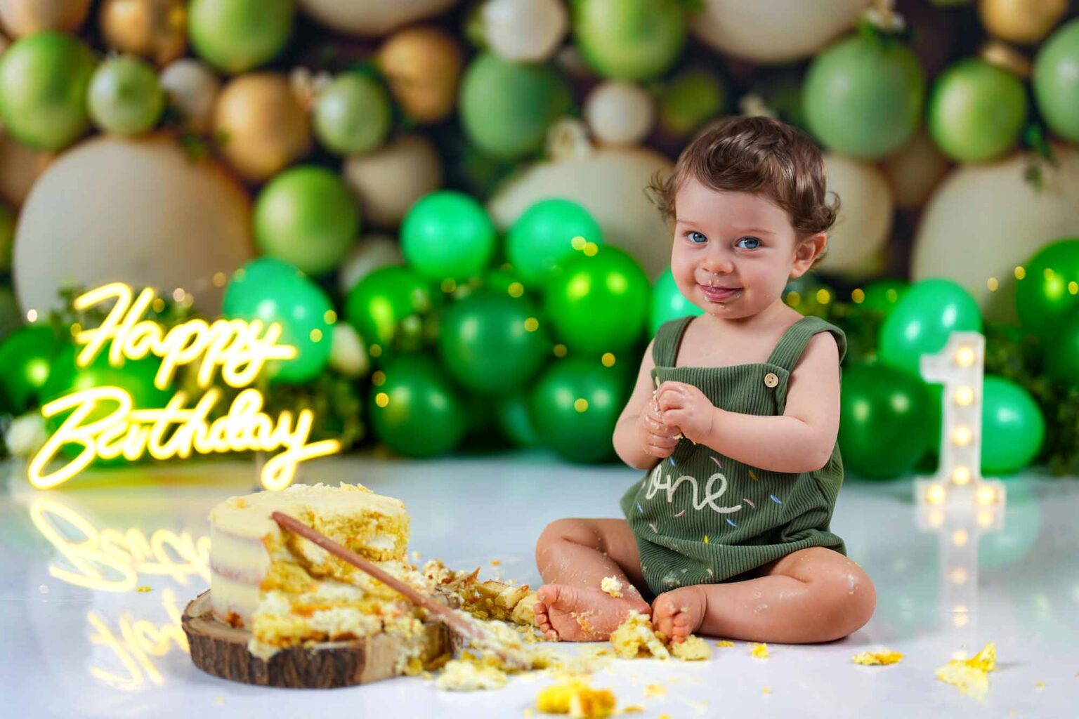 Glückliches Baby beim Cake Smash Shooting mit gelbem Vanillekuchen