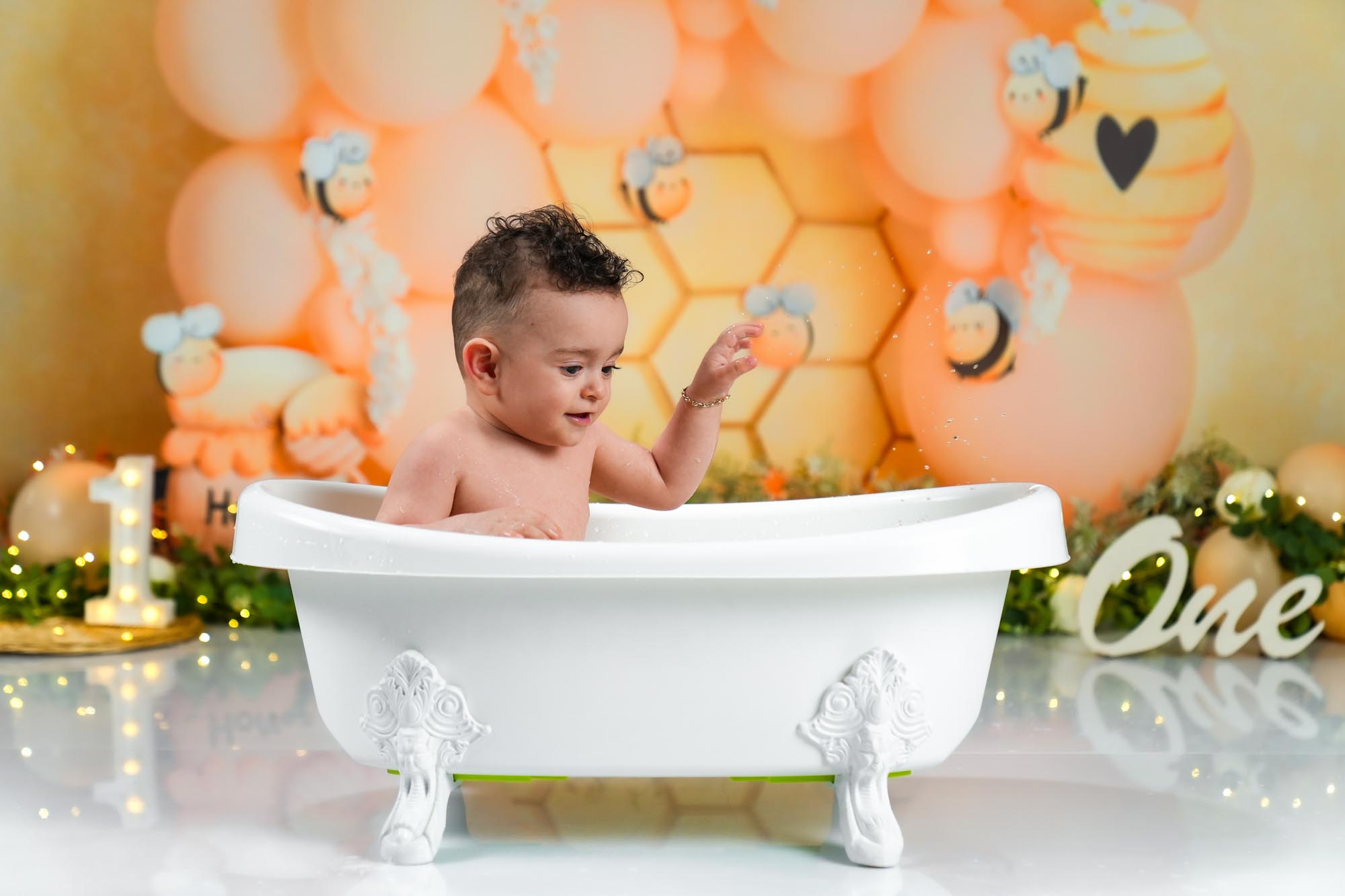 Baby Fotoshooting zum ersten Geburtstag mit Badewanne und Bienen-Dekor in Wien