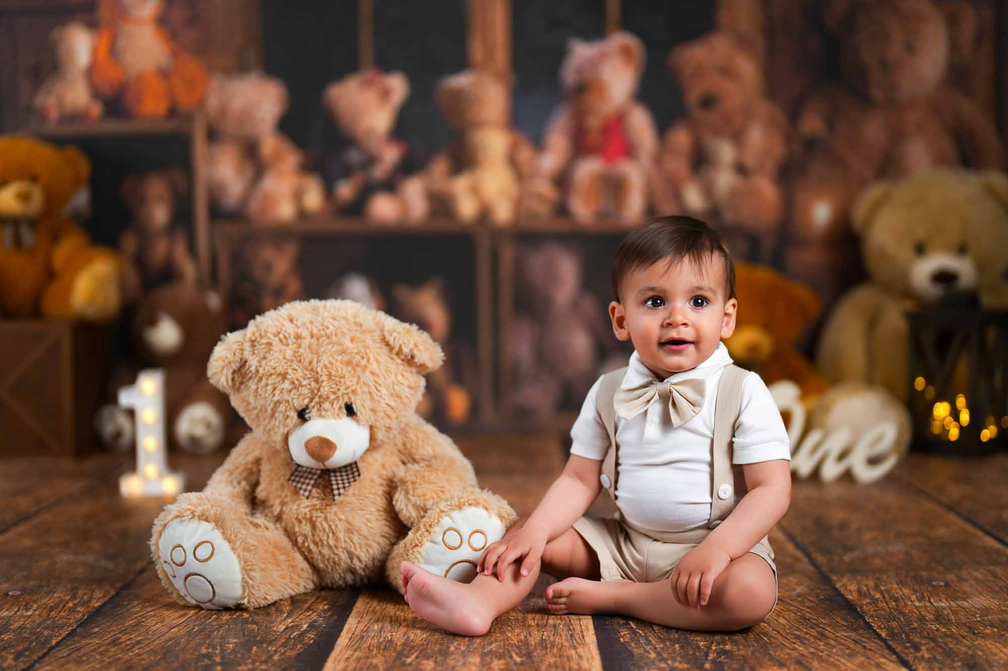 Baby mit Fliege und Teddybär – Studiofotografie zum 1. Geburtstag