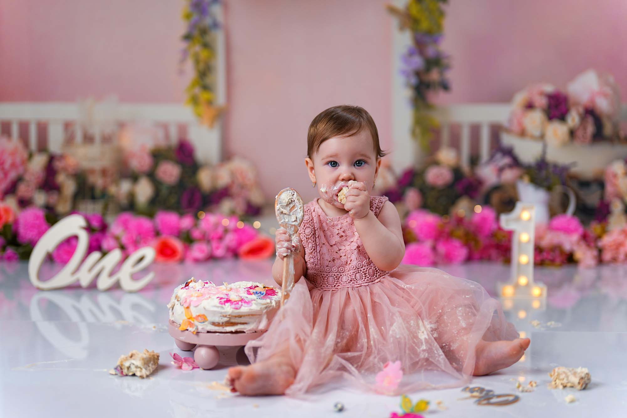 Baby im rosa Tüllkleid beim Cake Smash Shooting zum 1. Geburtstag in Wien