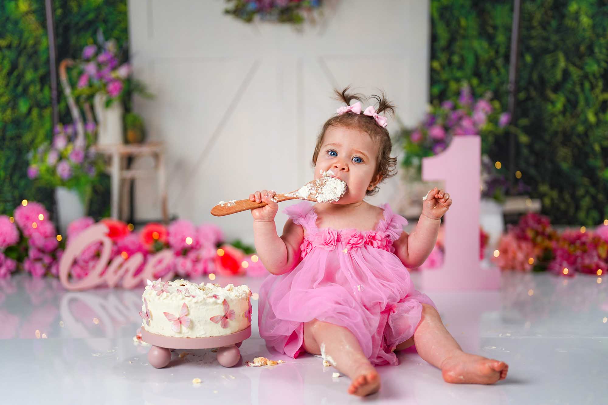 Baby im rosa Kleid beim Cake Smash Shooting zum 1. Geburtstag in Wien