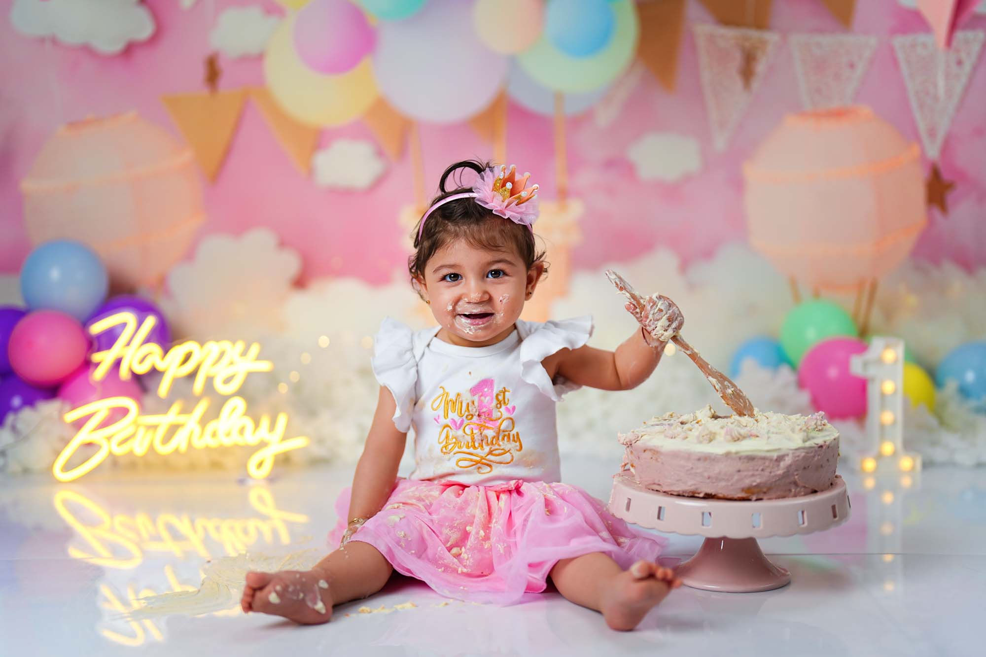 Baby mit Prinzessinnenkrone und rosa Tutu beim Cake Smash Shooting – Fotostudio Wien