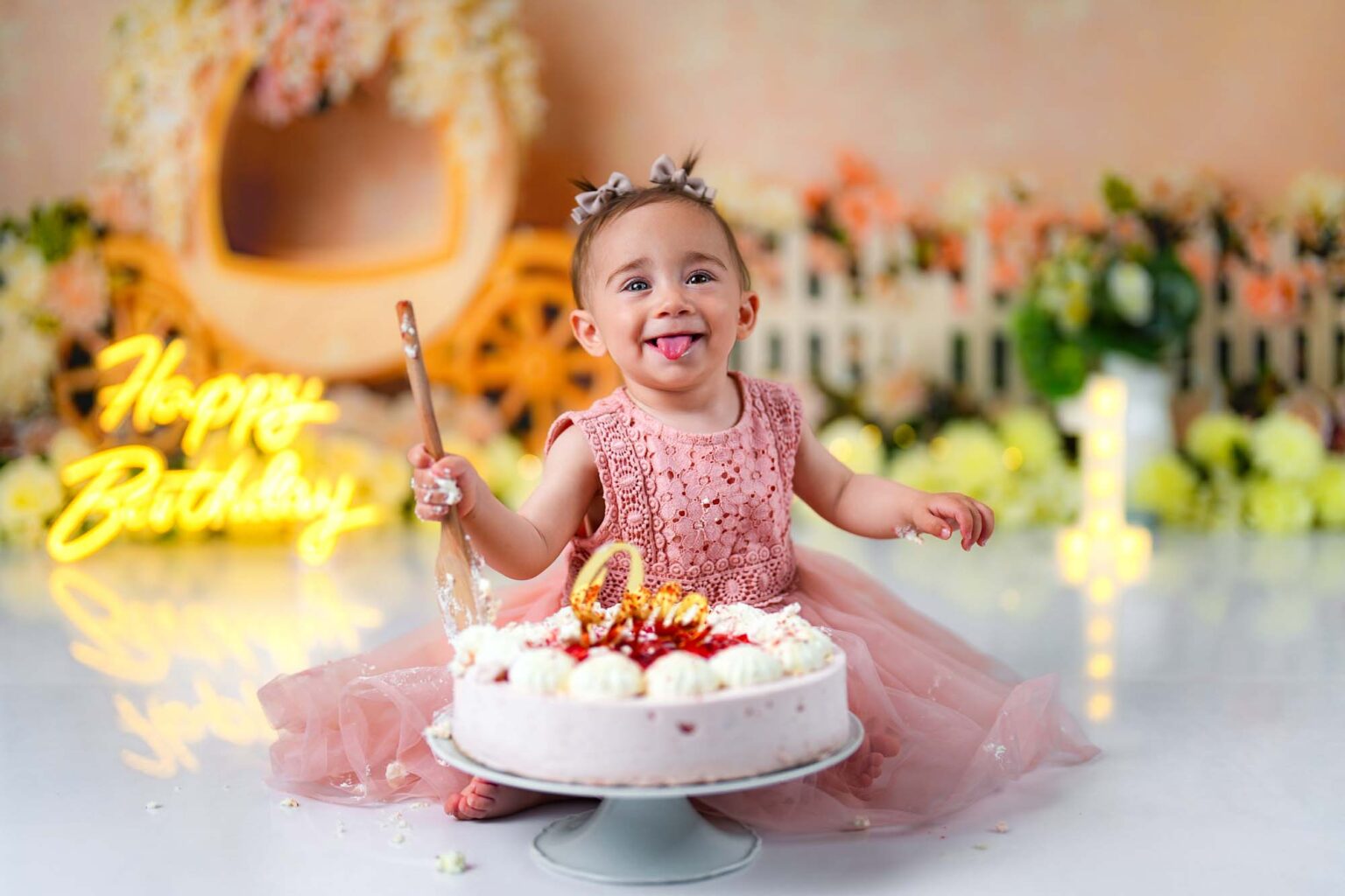 Lachendes Baby im rosa Kleid beim Cake Smash Shooting mit Erdbeerkuchen – Fotostudio Wien